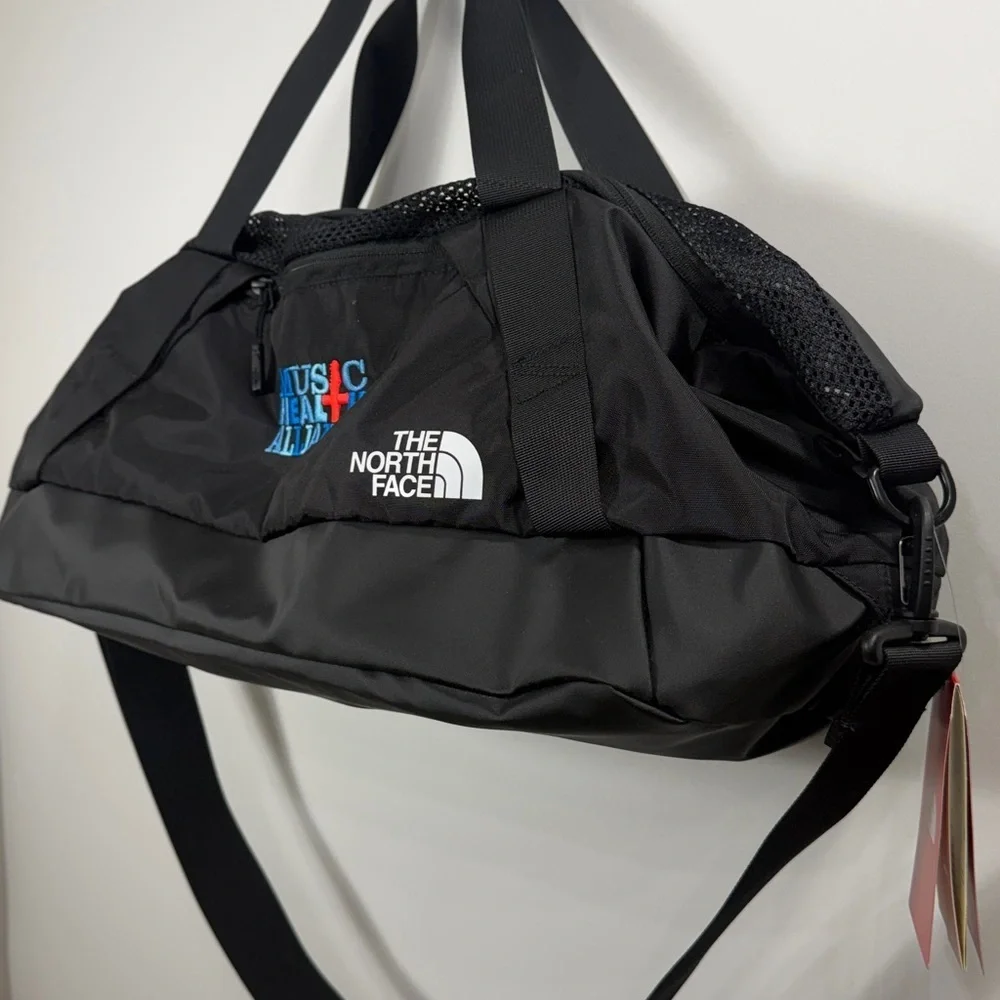 The North Face Apex Duffel Bag. Nylon with shoulder strap.Black.NWT.Logo